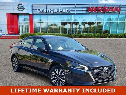 Used 2025 Nissan Altima 2.5 SV image 1