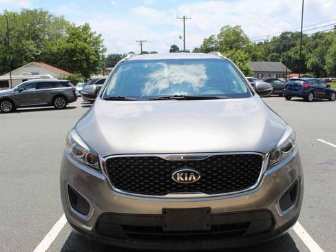 Used 2017 Kia Sorento FWD w/ LX Convenience Package image 2