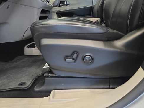 Used 2023 Chrysler Pacifica Touring-L FWD image 15