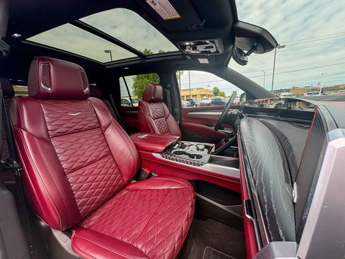 Used 2025 Cadillac Escalade Premium Luxury AWD/4WD image 30