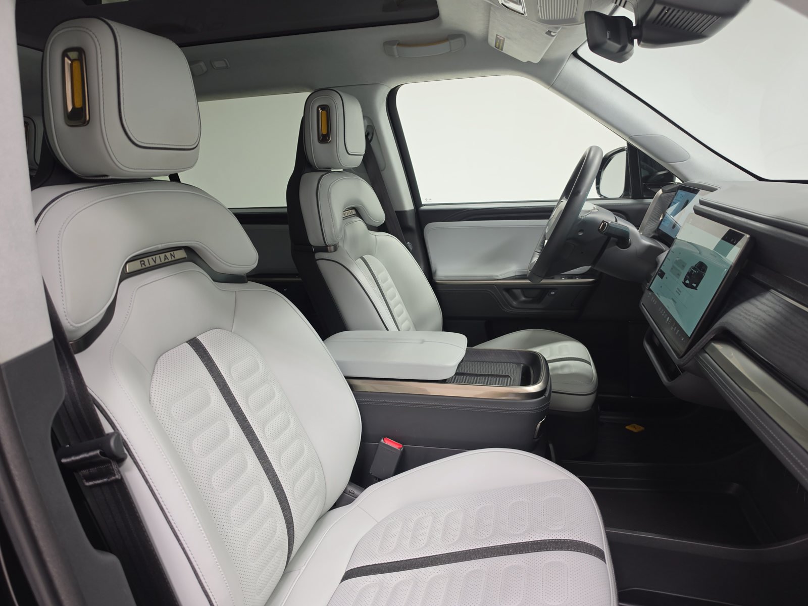 Used 2025 Rivian R1S Adventure Dual AWD/4WD image 24