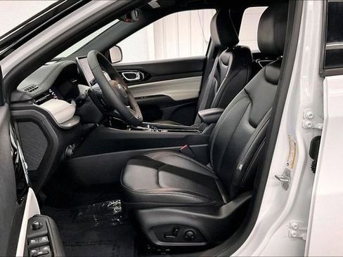 Used 2025 Jeep Compass Limited image 23