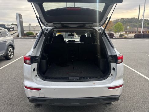 Used 2022 Mitsubishi Outlander ES image 16