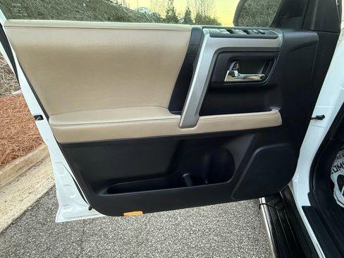 Used 2014 Toyota 4Runner SR5 Premium image 17