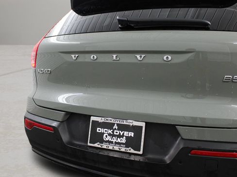 Certified 2025 Volvo XC40 B5 Plus AWD/4WD image 34