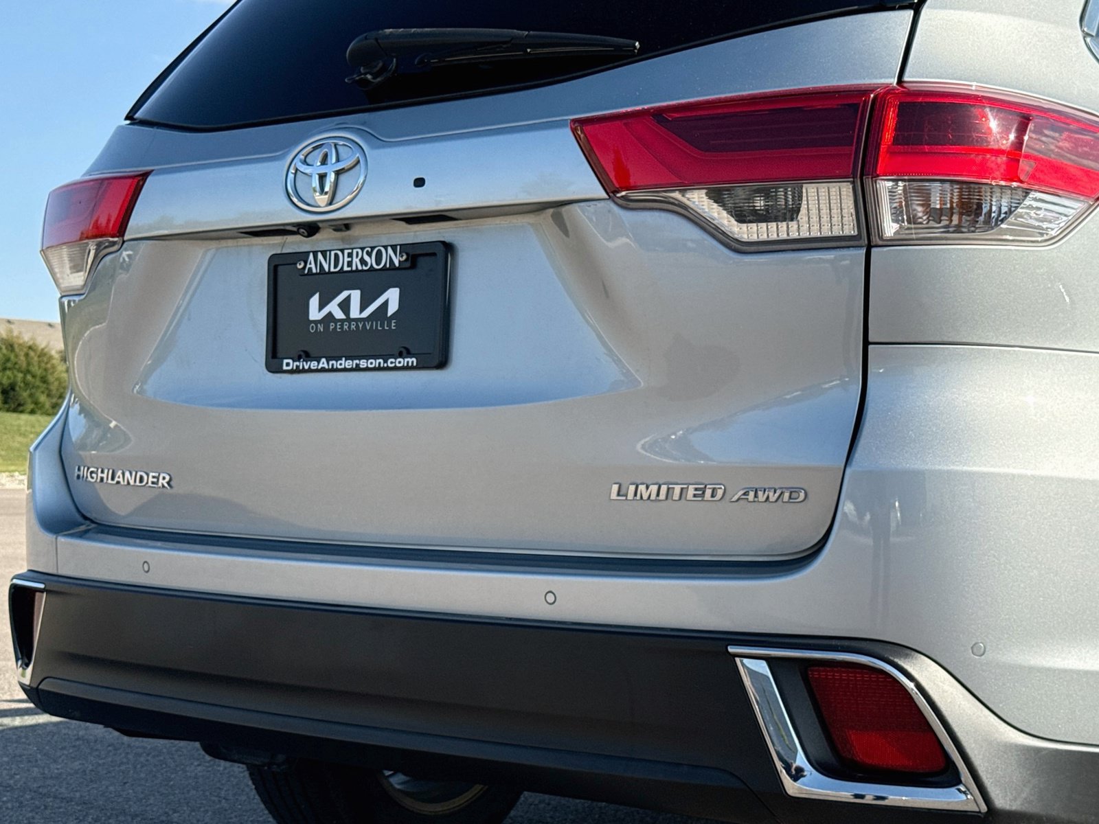 Used 2017 Toyota Highlander Limited AWD/4WD image 6