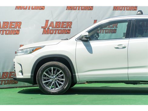 Used 2017 Toyota Highlander XLE FWD image 12