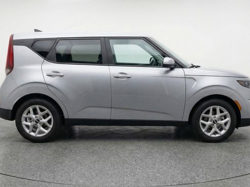 Used 2025 Kia Soul LX w/ LX Technology Package FWD image 11