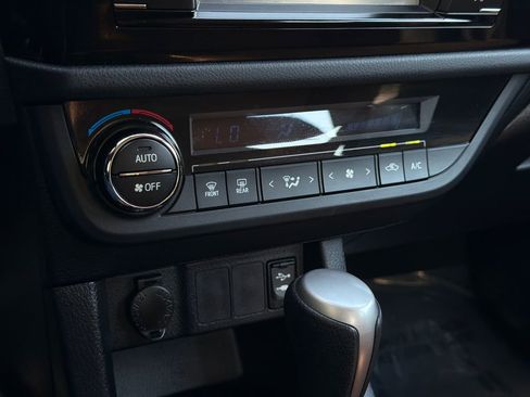 Used 2015 Toyota Corolla LE FWD image 25