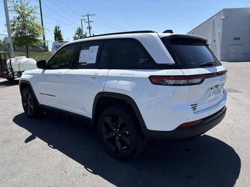 Used 2024 Jeep Grand Cherokee Limited w/ Black Appearance Package image 7