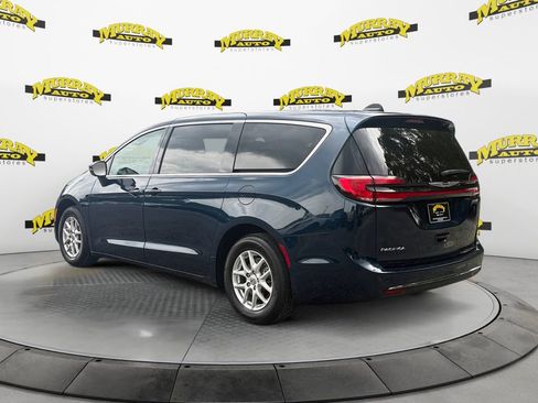 Used 2024 Chrysler Pacifica Touring-L FWD image 3