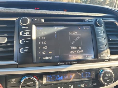 Used 2019 Toyota Highlander XLE image 23