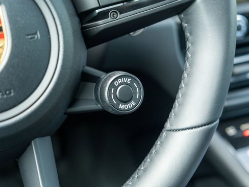 Certified 2026 Porsche Macan AWD/4WD image 31