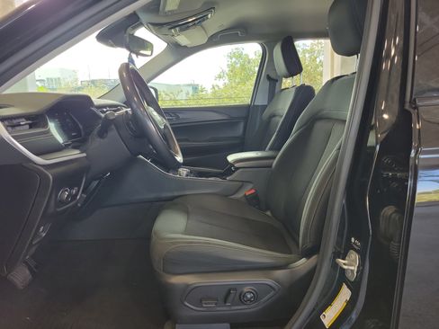 Used 2023 Jeep Grand Cherokee Laredo AWD/4WD image 18