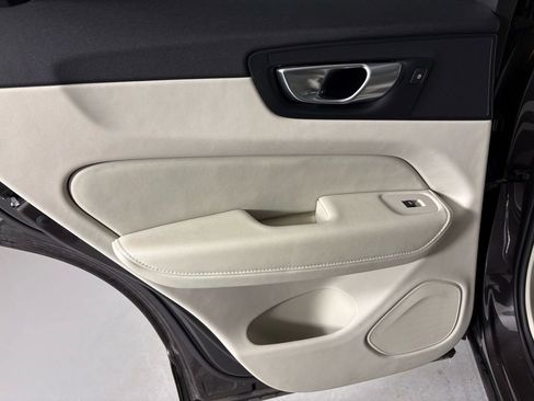 Used 2022 Volvo XC60 B5 Inscription w/ Advanced Package image 34