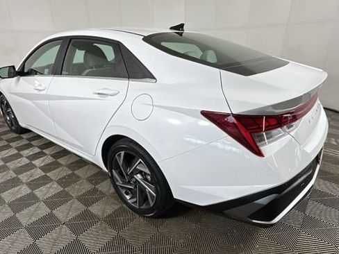 Used 2025 Hyundai Elantra Limited FWD image 5
