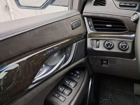 Used 2019 Cadillac Escalade Platinum image 18