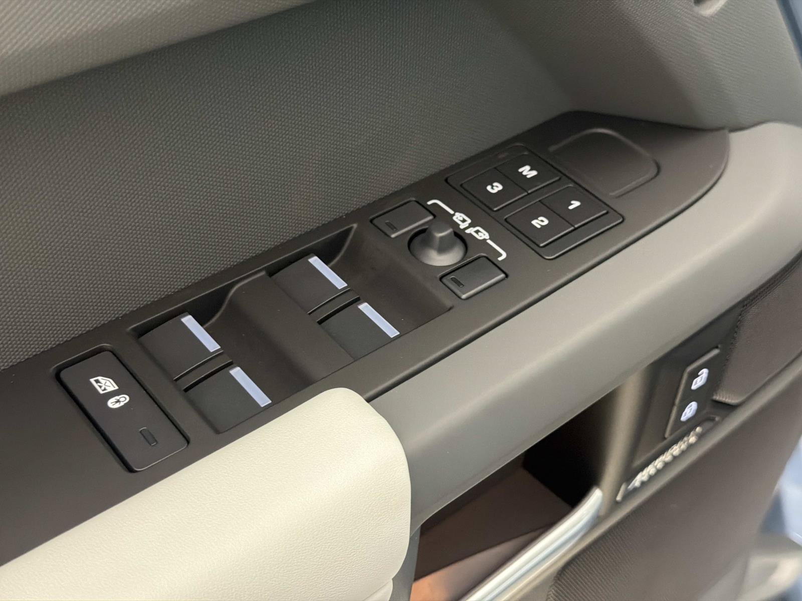New 2026 Land Rover Defender 110 X-Dynamic SE AWD/4WD image 16