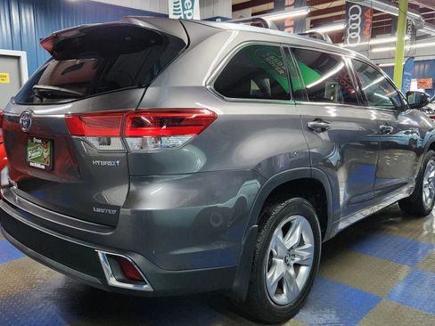 Used 2017 Toyota Highlander Limited image 3