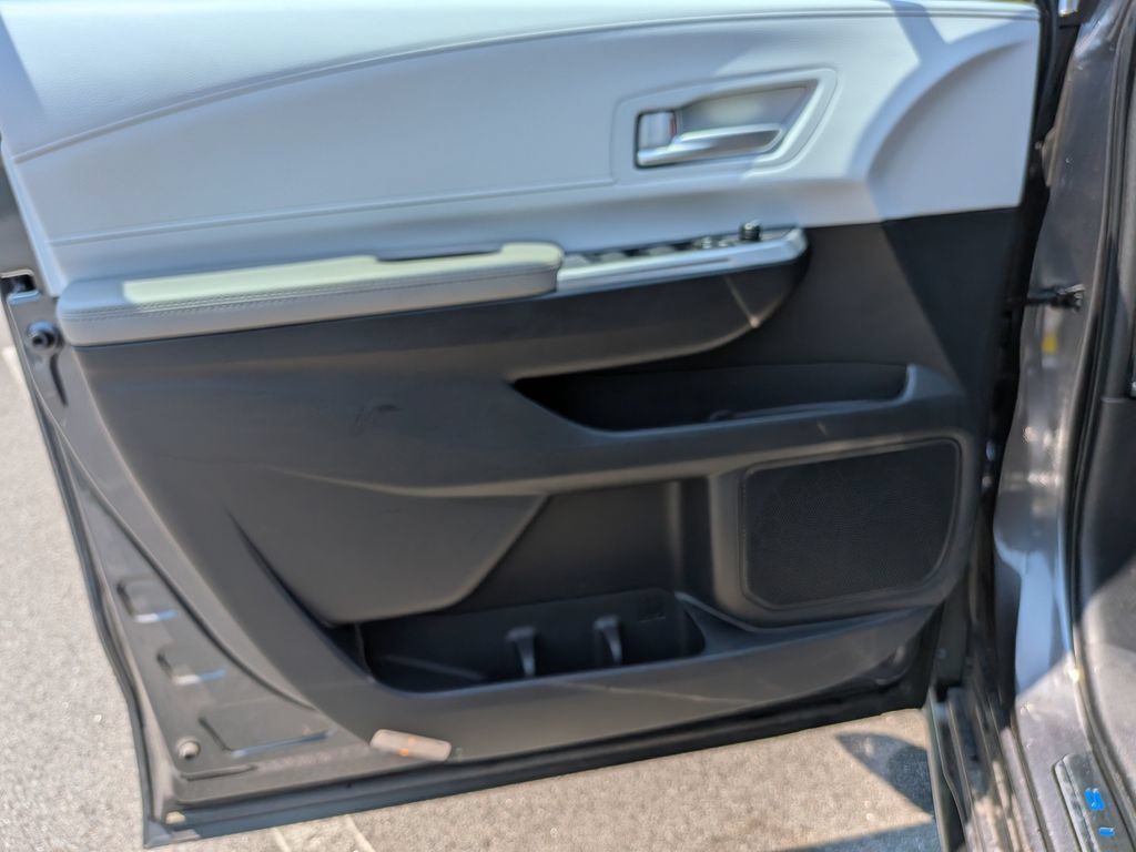 Used 2025 Toyota Sienna XLE w/ XLE Plus Package FWD image 9