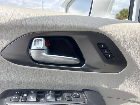 Used 2020 Chrysler Pacifica Touring-L FWD image 12