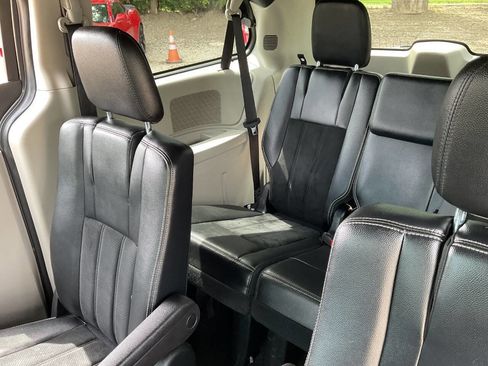 Used 2016 Dodge Grand Caravan SXT FWD image 13