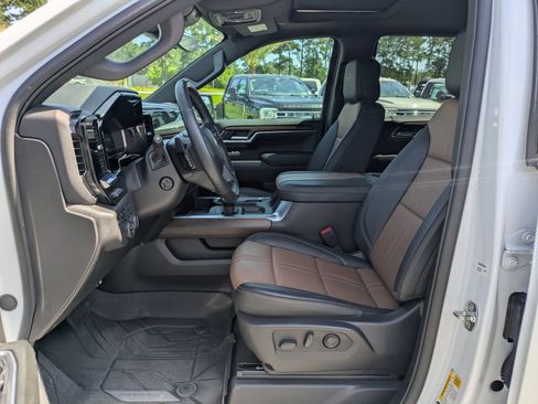 Used 2024 Chevrolet Silverado 1500 High Country w/ High Country Premium Package AWD/4WD image 11