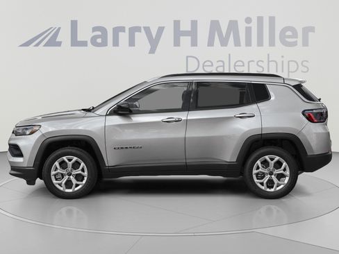 Used 2025 Jeep Compass Limited AWD/4WD image 5