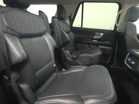 Used 2025 Ford Expedition Platinum AWD/4WD image 8