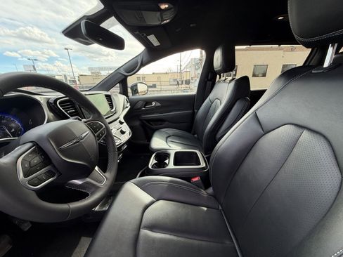 Used 2025 Chrysler Pacifica Select image 25