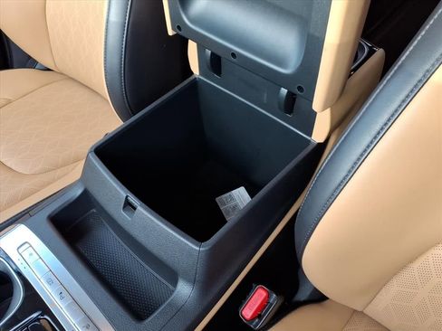 Used 2024 Kia Carnival EX image 28