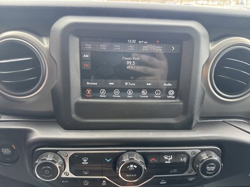 Used 2023 Jeep Gladiator Sport image 25