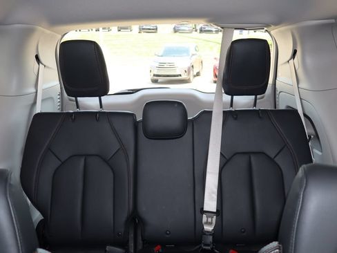 Used 2018 Chrysler Pacifica Touring-L w/ Premium Audio Group FWD image 37