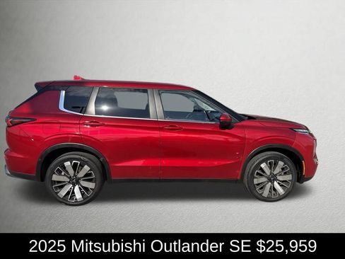 Used 2025 Mitsubishi Outlander SE AWD/4WD image 2
