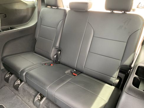 Used 2025 Chevrolet Traverse LT FWD image 38