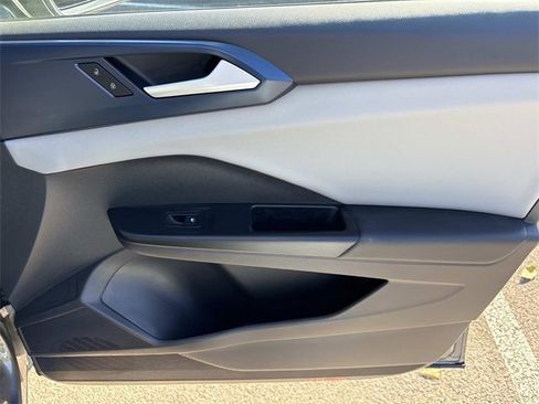 Used 2022 Volkswagen Taos SE image 21