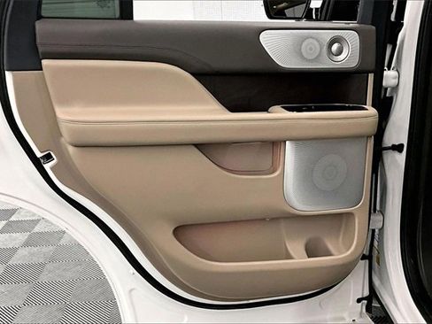 Used 2024 Lincoln Navigator Reserve image 21