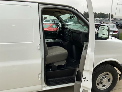 Used 2018 Chevrolet Express 2500 image 17
