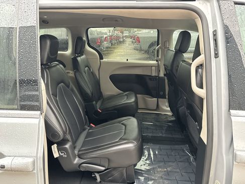 Certified 2024 Chrysler Pacifica Touring-L image 10