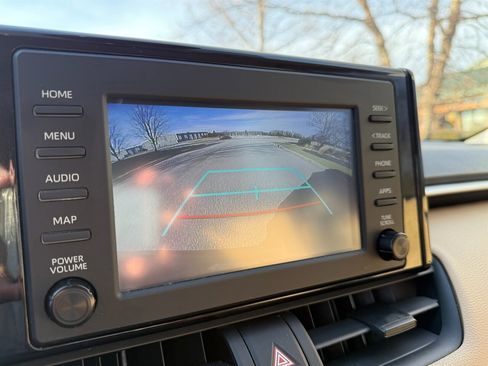 Used 2019 Toyota RAV4 LE image 17