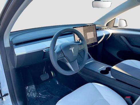 Used 2023 Tesla Model Y Long Range image 9