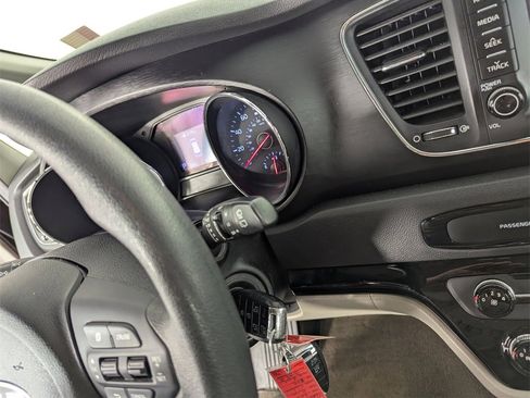 Used 2020 Kia Sedona LX image 24