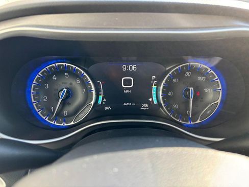 Used 2023 Chrysler Pacifica Touring-L FWD image 23