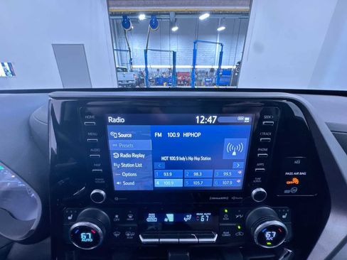 Used 2021 Toyota Highlander XLE AWD/4WD image 26