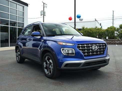 Used 2025 Hyundai Venue SEL FWD image 3