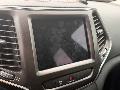 Used 2019 Jeep Cherokee Trailhawk AWD/4WD image 8