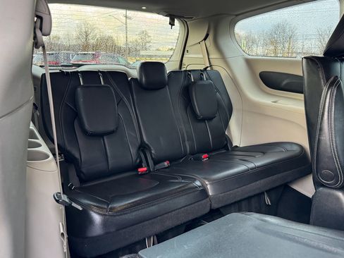 Used 2022 Chrysler Pacifica Touring-L image 12