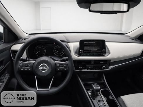 Used 2024 Nissan Rogue SV FWD image 8