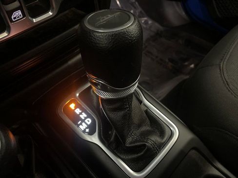 Used 2023 Jeep Gladiator Sport image 9