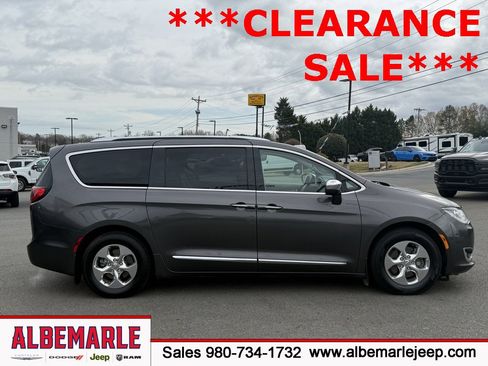 Used 2018 Chrysler Pacifica Limited image 2